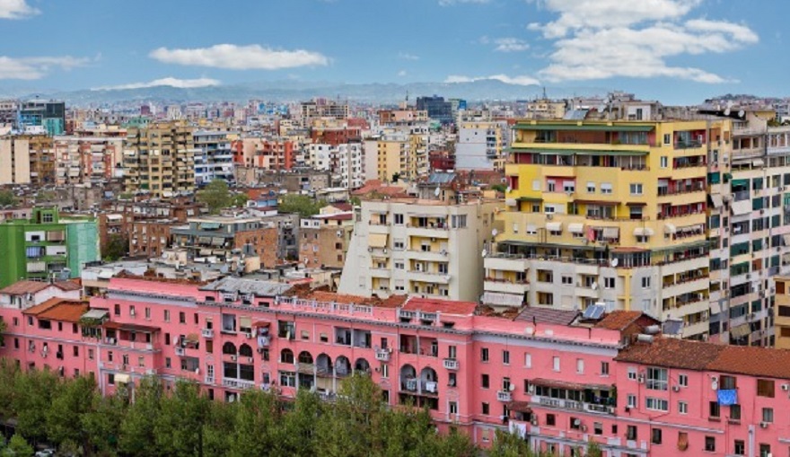 Nga kioskat te ndertesat, ne Tirane u shemben 135 objekte, bllokohen 114 objekte